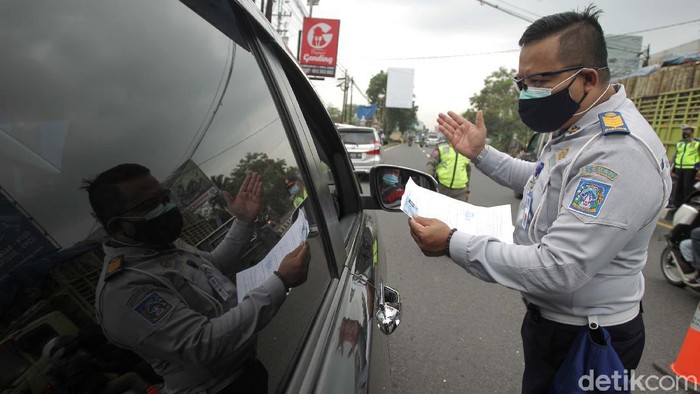 Pemeriksaan Surat Keterangan Bebas Corona di Perbatasan Yogyakarta Pengendara yang melintas di Jalan Raya Jogja-Magelang, Yogyakarta, dihadang petugas gabungan Satgas COVID-19. Mereka wajaib menunjukan surat keterangan bebas Corona.