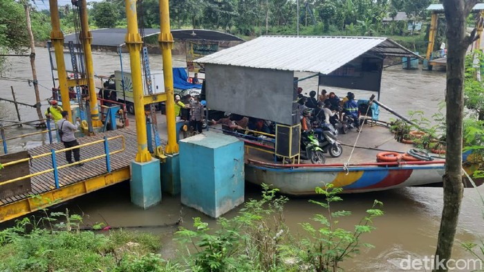 penyeberangan Brantas Ekspres di Desa Purworejo Kecamatan Srengat, Kabupaten Blitar