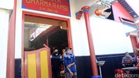 Petugas vihara memeriksa suhu tubuh warga yang hendak beribadah.