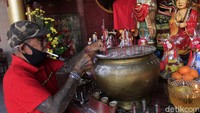 Jumlah warga yang masuk ke vihara juga dibatasi maksimal 10 orang.