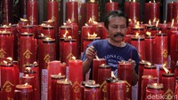 Lilin doa pun telah dinyalakan, terlihat sejumlah petugas terus berkeliling untuk menjaga api terus menyala.