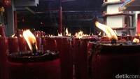 Lilin dinyalakan hingga dua minggu ke depan. Lilin dinyalakan dari jam 6 pagi sampai jam 5 sore.