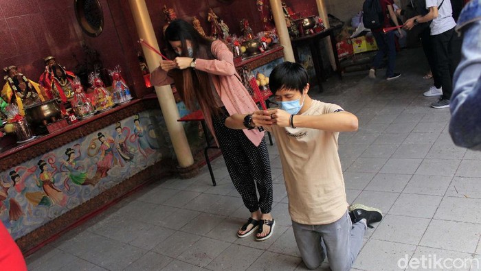 Perayaan Imlek dengan Protokol Kesehatan di Bandung Perayaan Imlek digelar di Vihara Dharma Ramsi, Kota Bandung, Jumat (12/2/2021). Perayaan Imlek dilakukan dengan protokol kesehatan, juga warga yang datang dibatasi.