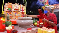 Seorang warga keturunan Tionghoa meletakkan hio saat prosesi sembahyang menyambut Hari Raya Imlek 2021 di Klenteng Kim Hiu Ong Ya Tua, di Dumai, Riau, Jumat (12/2/2021). Sebagian besar warga etnis Tionghoa di Riau menggelar sembahyang menyambut Hari Raya Imlek 2021 di rumah untuk menghindari kerumunan di masa pandemi COVID-19. ANTARA FOTO/Aswaddy Hamid.