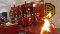 Warga keturunan Tionghoa memakai masker saat beribadah merayakan malam pergantian tahun baru Imlek 2572 di Vihara Dharma Bhakti, Banda Aceh, Aceh, Jumat (12/2/2021). ANTARA FOTO/Irwansyah Putra.