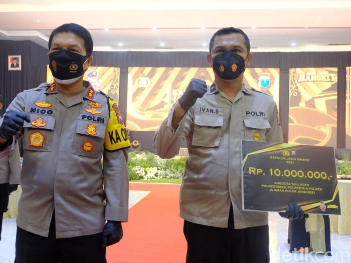 Polisi Lantas Polres Probolinggo Viral Diserempet angkot Mendapat Penghargaan Dari Kapolda Jatim