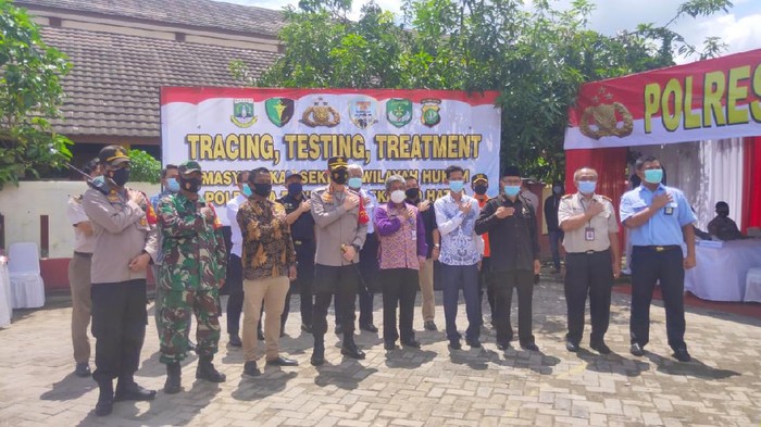 Polres Bandara Soetta gelar swab test hingga bagi-bagi masker ke warga.