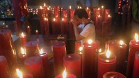 Warga keturunan Tionghoa bersembahyang di Wihara Amurwa Bhumi, Cibinong, Kabupaten Bogor, Jawa Barat, Kamis (11/2/2021). ANTARA FOTO/Yulius Satria Wijaya.