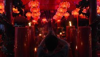 Umat Konghucu beribadah pada malam perayaan Tahun Baru Imlek 2572 di Vihara Amurva Bhumi (Hok Tek Tjeng Sin), Jakarta, Kamis (11/02/2021). ANTARA FOTO/Indrianto Eko Suwarso.