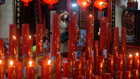 Warga keturunun Tionghoa menyalakan lilin untuk menyambut perayaan Tahun Baru Imlek di Kelenteng Tek Hay Kiong, Tegal, Jawa Tengah, Kamis (11/2/2021) malam. ANTARA FOTO/Oky Lukmansyah.