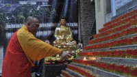 Bante Bhadramurti melakukan penyalaan pelita sebagai rangkaian dari perayaan tahun baru Imlek di Vihara Dharmakirti Palembang, Kamis (11/2/2021). ANTARA FOTO/Feny Selly. 