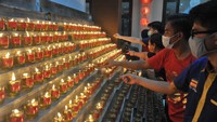 Umat Buddha melakukan penyalaan pelita sebagai rangkaian dari perayaan tahun baru Imlek di Wihara Dharmakirti Palembang, Kamis (11/2/2021). ANTARA FOTO/Feny Selly.