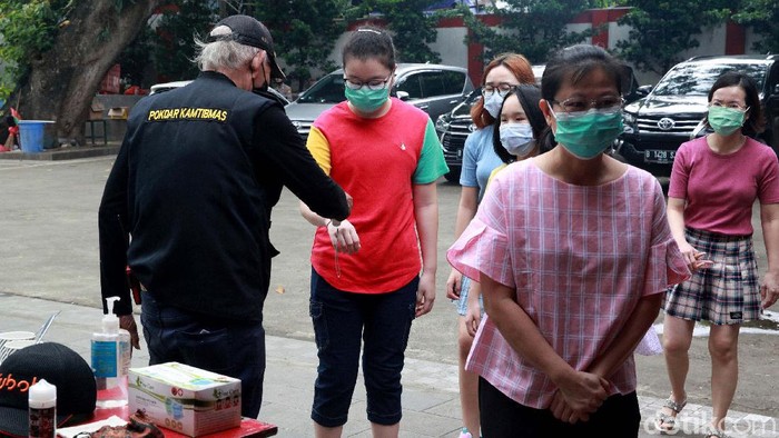 Vihara Amurva Bhumi, Karet Kuningan, Jakarta, menerapkan protokol kesehatan ketat saat perayaan Tahun Baru Imlek 2021. Hal ini guna mencegah penyebaran virus Corona.