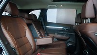 Pada interior terdapat pilihan warna baru serta fitur pijat jok elektrik. Foto: Maxindo Renault Indonesia