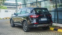 Di buritan belakang tersemat perubahan pada bagian bumpernya dilengkapi dengan skid plate besar di mana yang memiliki garnis krom motif dual muffler mengecil, dan diffuser silver dengan logo Renault ditengahnya. Foto: Maxindo Renault Indonesia