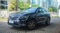 Bagian depan Koleos Facelift mengalami perubahan gril dengan motif 3 dimensi, lampu depan Pure Vision, Cover Foglamp dan Airdam baru yang memiliki garnis krom untuk mempermanis tampilannya. Foto: Maxindo Renault Indonesia