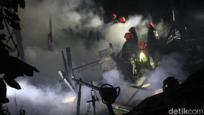 Rumah berpenghuni 20 jiwa di Bandung hangus terbakar