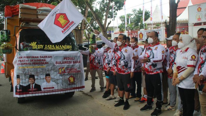 Sekjen Gerindra melepas truk pengantar bantuan