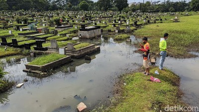 Selamat Datang di Jakarta, Saat Kuburan Jadi Tempat Mancing Warga
