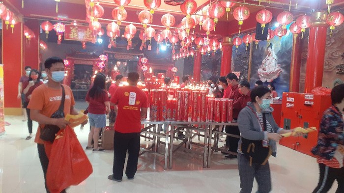 Suasana ibadah saat tahun baru Imlek di Kelenteng Hok Lay Kiong Bekasi (Afzal-detikcom)