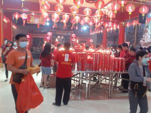Kelenteng Hok Lay Kiong Bekasi Buka Saat Imlek, Jemaat Berkerumun Ditegur