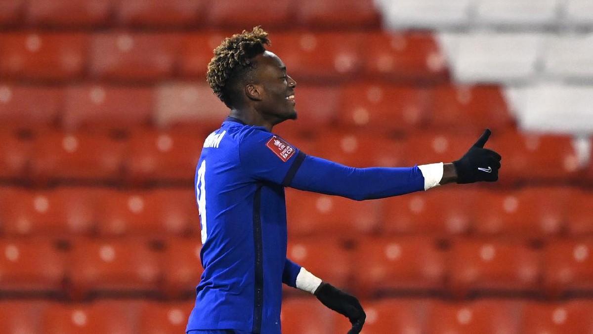 Striker Chelsea, Tammy Abraham, tak cuma bikin gol ke gawang Barnsley, tapi juga menyelamatkan gawang The Blues. (Foto: Laurence Griffiths/Getty Images)