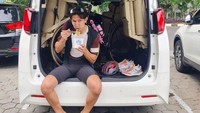 Tak hanya jajan jamu, biasanya habis gowes Dimas juga makan enak. Kali ini ia pilih makan mie di mobil. Duh, mie-nya bikin ngiler nih! Foto: Instagram dimasbeck