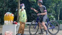 Habis gowes di area Kebun Raya Bogor, Dimas terlihat jajan jamu. Ia membeli jamu dari penjual gendongan. Foto: Instagram dimasbeck