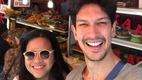 Di foto ini Dimas bilang kangen makan di luar seperti sebelum masa pandemi Covid-19. Terlihat ia menyambangi gerai nasi kapau di Senen, Jakarta Pusat. Foto: Instagram dimasbeck