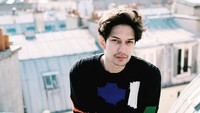 Dimas Beck terlihat dalam salah satu unggahan TikTok Luna Maya. Di sana pria 32 tahun ini nampak mencium rambut Luna Maya. Netizen pun dibuat heboh. Foto: Instagram dimasbeck