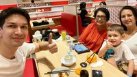 “Sushi time,” tulis Dimas di keterangan foto. Bersama keluarganya, ia terlihat menikmati sushi di sebuah restoran. Foto: Instagram dimasbeck