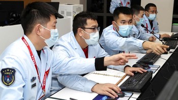 Tim di Bumi yang menangani proses masuknya Tianwen-1 ke orbit Mars. Foto: AP