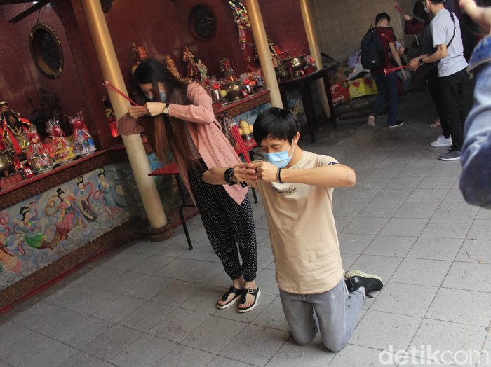 Umat Tionghoa di Vihara Dharma Ramsi mendoakan COVID-19 segera lenyap