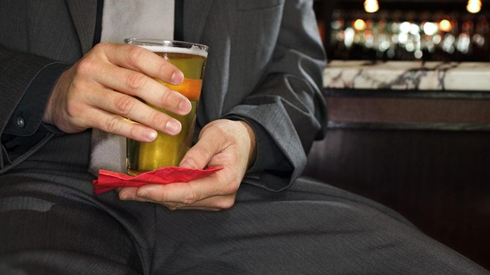 Waduh! Pria Ini Campur Minuman Bosnya dengan Ludah Pasien Corona
