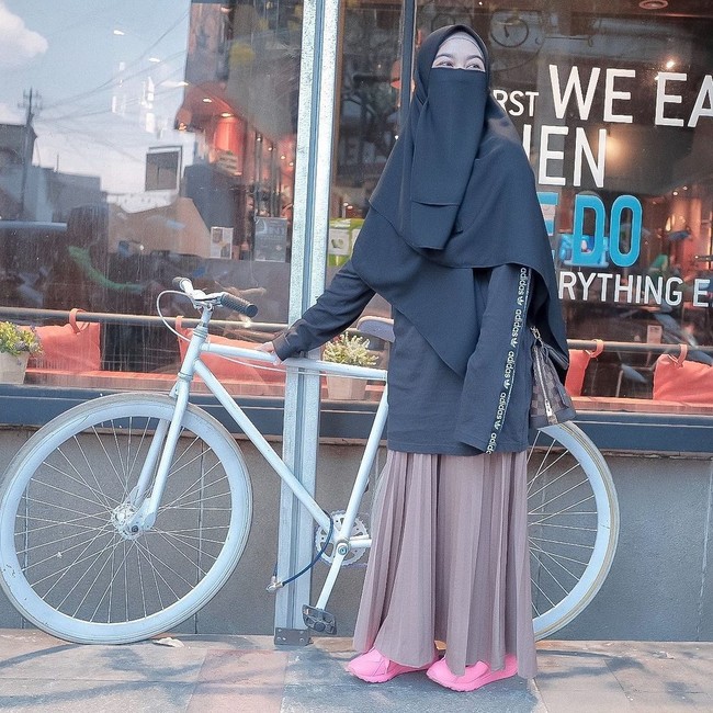 Saat olahraga bersepeda, Wardah Maulina yang mempunya followers lebih dari dua juta di Instagamnya @wardahmaulina_ itu memakai busana longgar agar tetap nyaman dan leluasa. Wawa tetap memakai niqab hitam dan terlihat sporty.  Foto: Dok.Instagram @wardahmaulina_.