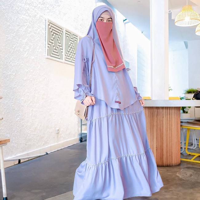 Wardah Maulina mengikuti tren fashion 2020 di mana warna lilac jadi hits. Wawa memadukan gamis dan niqab lilac dengan cadar warna mocca. Busana ini cocok buat menghadiri acara pernikahan dan acara resmi lainnya. Foto: Dok.Instagram @wardahmaulina_.