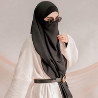 Selain warna pastel, Wawa juga memilih tampilan preppy look bernuansa monokrom. Ia memadukan knit wear cardigan, dress dengan belt  hitam. Dan menambahkan aksesori kaca mata hitam yang membuat penampilannya tetap stylish saat memakai niqab. Foto: Dok.Instagram @wardahmaulina_.