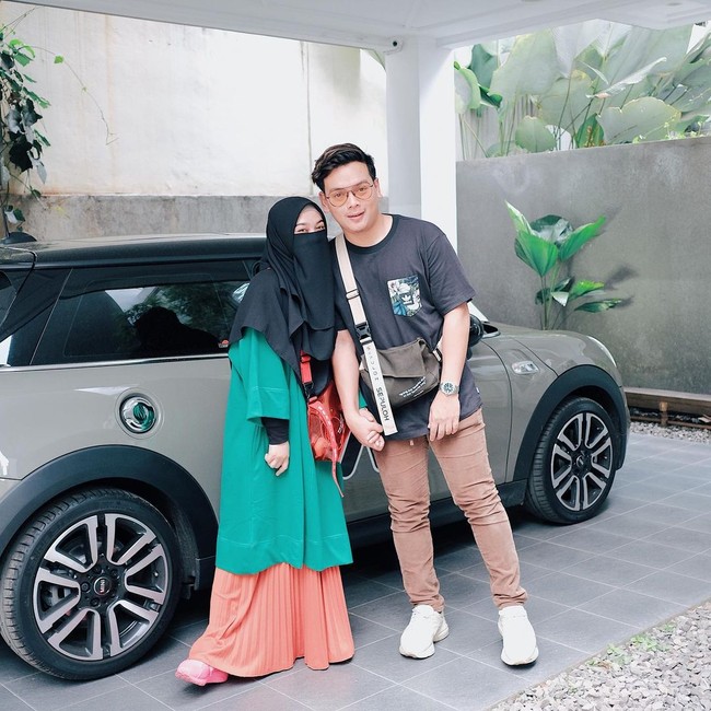 Wardah Maulina dikenal sebagai Selebriti Instagram (selebgram) yang memakai niqab. Dia menikah melalui proses taaruf bersama suaminya Natta Reza pada 2017. Kisah cinta keduanya sempat menjadi inspirasi di kalangan generasi milenial. Foto: Dok.Instagram @wardahmaulina_.