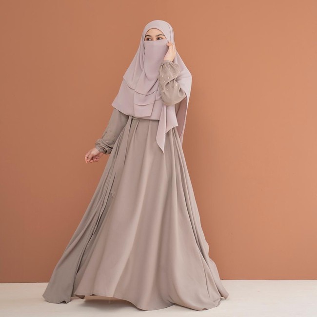 Wardah Maulina yang berusia 25 tahun, kerap memakai niqab dengan warna pastel. Penampilannya sesuai denga usianya dan tetap cheerful.  Foto: Dok.Instagram @wardahmaulina_.