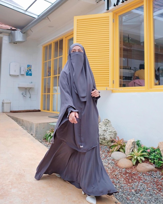 Selain populer sebagai selebgram, Wardah Maulina juga mempunyai bisnis busana muslim khusus wanita, skincare dan softlens. Sedangkan suaminya, Natta Reza yang merupakan seorang penulis, penyanyi dan merupakan salah satu anggota grup musik ADAM. Grup musik ADAM sendiri terdiri dari tiga anggota lainnya yakni Rey Mbayang, Anandito Dwis, dan Doddy Hidayatullah.  Foto: Dok.Instagram @wardahmaulina_.