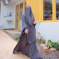 Selain populer sebagai selebgram, Wardah Maulina juga mempunyai bisnis busana muslim khusus wanita, skincare dan softlens. Sedangkan suaminya, Natta Reza yang merupakan seorang penulis, penyanyi dan merupakan salah satu anggota grup musik ADAM. Grup musik ADAM sendiri terdiri dari tiga anggota lainnya yakni Rey Mbayang, Anandito Dwis, dan Doddy Hidayatullah.  Foto: Dok.Instagram @wardahmaulina_.