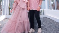 Isu poligami itu lantas banyak ditanggapi netizen dan menimbulkan pro kontra. Pasalnya pasangan yang menikah dengan proses taaruf tersebut dikenal sebagai pasangan romantis. Foto: Instagram @wardahmaulina_