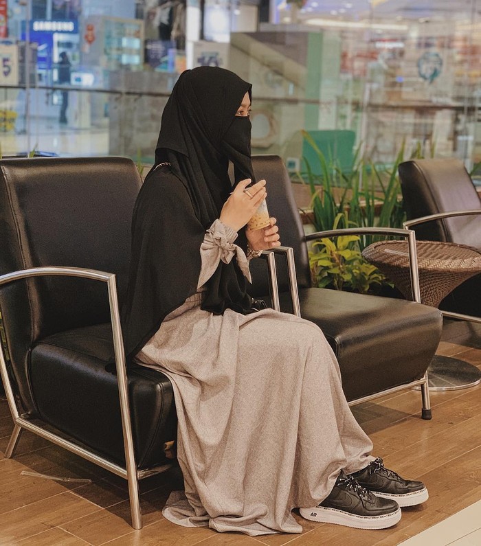 Wardah Maulina So Sweet! Momen Romantis Wardah Maulina dan Natta Reza saat Makan Berdua