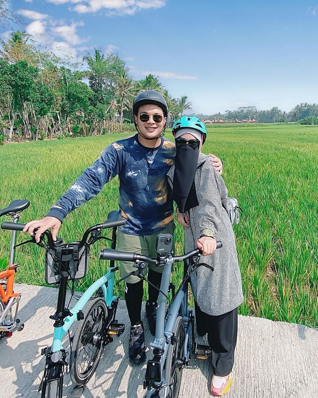 Untuk mengabadikan kisah perjalanan cintannya yang unik, Wardah Maulina dan Natta Reza memutuskan untuk menerbitkan sebuah buku berjudul Cinta yang Tak Biasa. Foto: Dok.Instagram @wardahmaulina_.