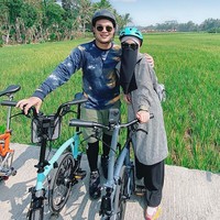 Untuk mengabadikan kisah perjalanan cintannya yang unik, Wardah Maulina dan Natta Reza memutuskan untuk menerbitkan sebuah buku berjudul Cinta yang Tak Biasa. Foto: Dok.Instagram @wardahmaulina_.