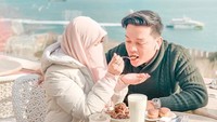 Bukan hanya itu, momen kuliner romantis juga dilakukan saat liburan ke luar negeri. Wardah sering kali berpose sambil menyuapi makanan untuk Natta Reza. Foto: Instagram @wardahmaulina_