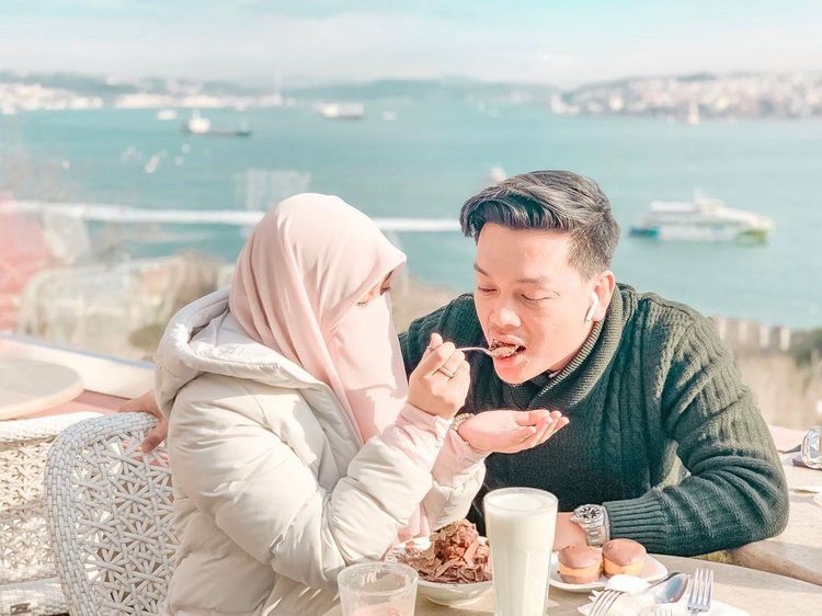 So Sweet! Momen Romantis Wardah Maulina dan Natta Reza saat Makan Berdua
