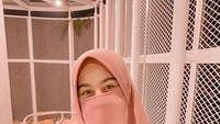 Nah, kalau yang satu ini adalah momen Wardah Maulina saat menikmati es krim. Posenya saat memegang es krim ini mencuri perhatian. Wanita bercadar ini tampak cantik dari sorotan matanya. Foto: Instagram @wardahmaulina_