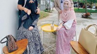 Wardah dan Natta juga sering double date bersama sahabatnya. Kali ini mereka ngopi cantik bersama pasangan Alvin dan Risa. Foto: Instagram @wardahmaulina_