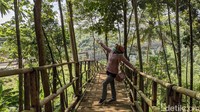Obyek wisata ini dibangun karena ada potensi Jembatan Cirahong serta pemandangan alamnya yang luar biasa. Lokasinya berada di atas bukit dipinggir tebing yang cukup curam.
